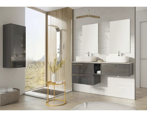 Badrum med tvättställ, speglar, dusch och förvaringsmöjligheter för en modern atmosfär.