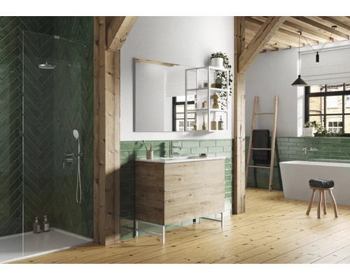 Badrum med dusch, tvättställ med spegel och trädekor