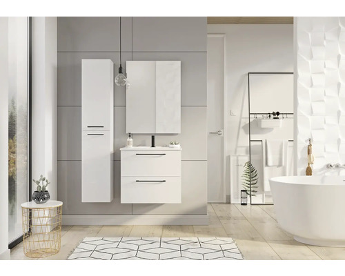 Badrum med tvättställsskåp, spegelskåp och högskåp i ljus design