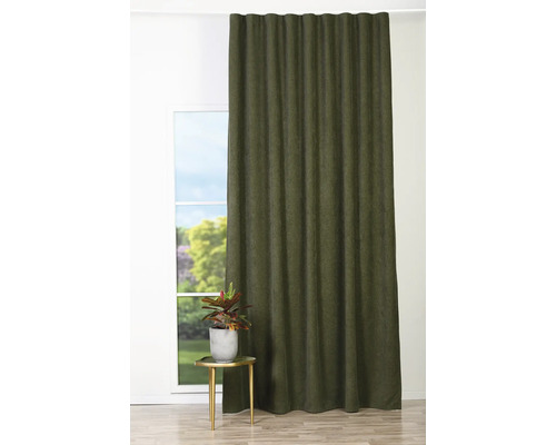 Visning av en fönsterdekoration med skjutgardin, en krukväxt och ett sidobord.