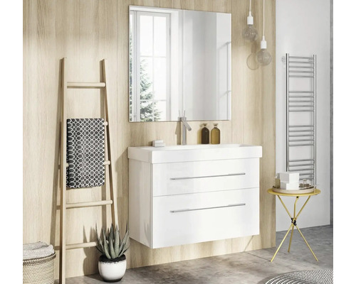 Badrum med tvättställsskåp, spegel, handdukstork och dekorationer