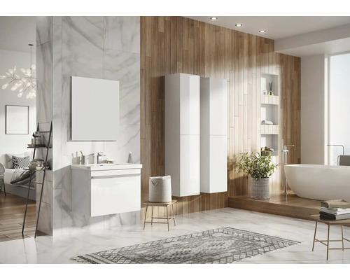 Ljust badrum med tvättställ, spegel, badkar och träpanel