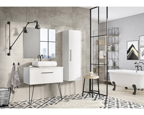 Modernt badrum med tvättställ, spegelskåp, högskåp och fristående badkar