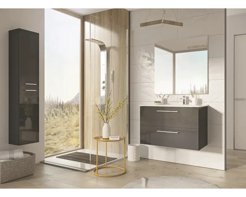 Ljust badrum med tvättställsskåp, spegelskåp, högskåp och duschkabin