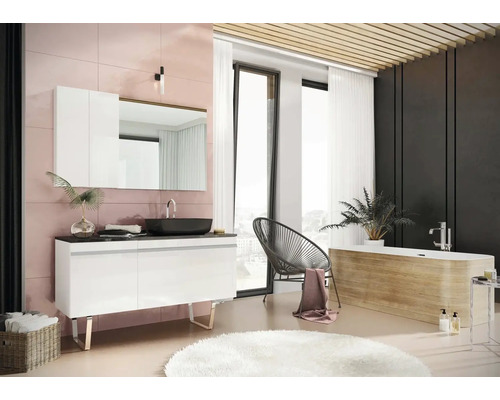 Ljust badrum med handfat, spegel, badkar och stol