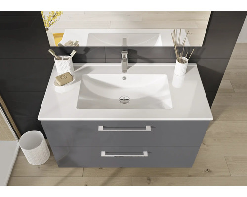 Modernt badrum med tvättställsskåp och spegel