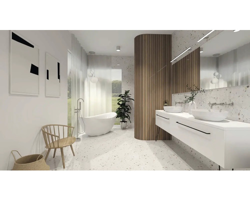 Ljust badrum med badkar, tvättställ, spegel och sittplats