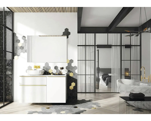 Ljust badrum med handfat, spegel, sexkantiga plattor och utsikt över sovrummet genom en glasdörr