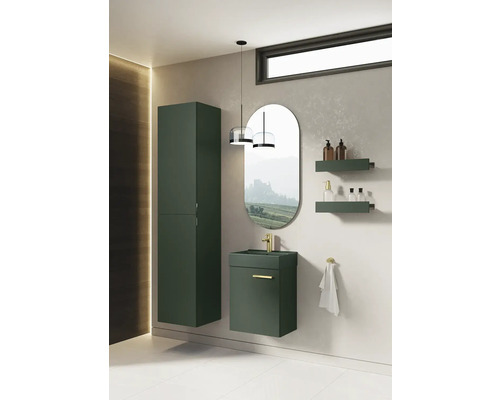 Modernt badrum med tvättställsskåp, spegelskåp, spegel och hyllor