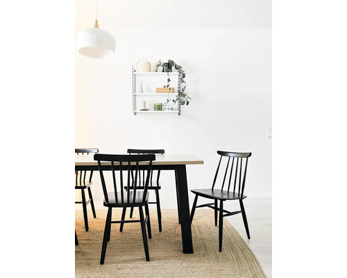 Matsal med matbord, stolar och vägghylla