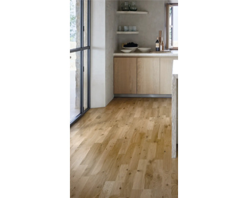 Ljust vardagsrum med ekparkettgolv