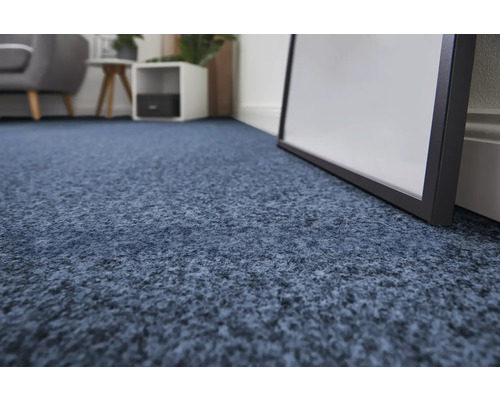 Detaljbild av ett blått heltäckningsmatta i ett vardagsrum