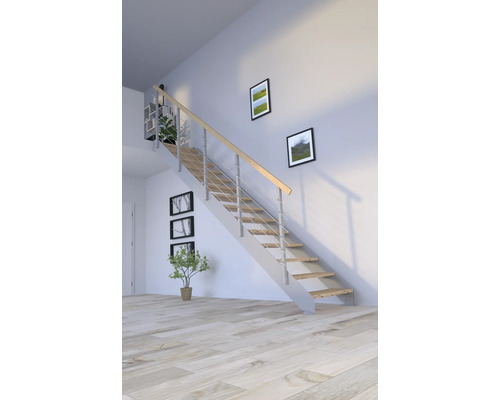 Trappa med trätrappsteg och metallräcke i ett ljust rum.