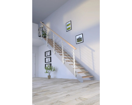 Trappa med trätrappsteg och metallräcke i ljust rum