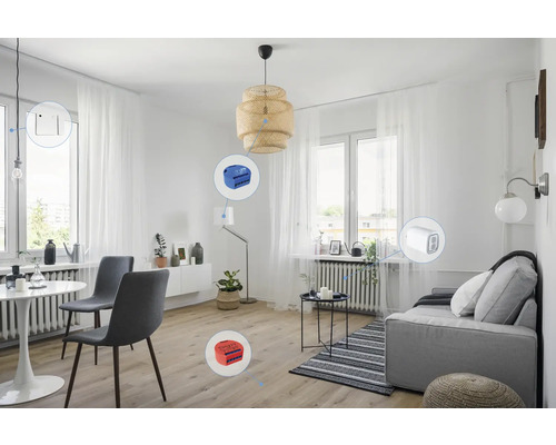 Ljust vardagsrum med matbord, soffa och olika smarta hem-enheter