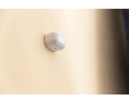 Rörelsedetektor monterad på en vägg