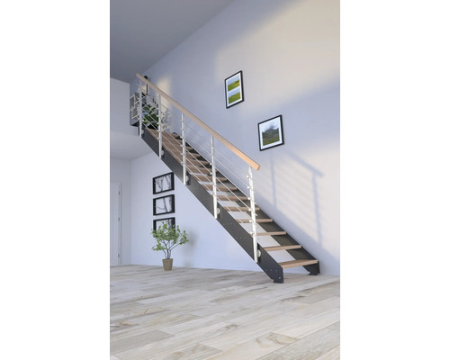 Trappa med metallräcke och trätrappsteg i ett ljust rum