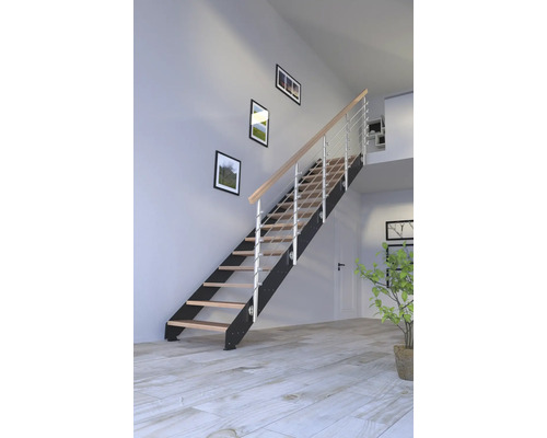 Trappa med trätrappsteg, metallräcke och ledstång inomhus