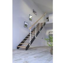 Trappa med trätsteg, metallräcke och bilder på väggen i ett ljust rum.