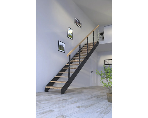 Trappa med trästeg och metallram inomhus