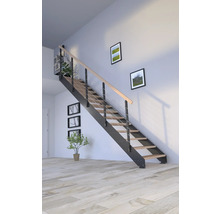 Trappa med trätrappsteg och metallräcke inomhus