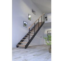 Trappa med trätrappsteg och metallräcke i ett vardagsrum