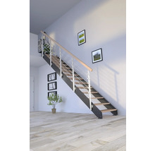 Trappa med metallräcke och trätrappsteg i ett ljust rum