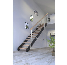 Trappa med trätrappsteg och rostfritt räcke i ett modernt inrett rum.