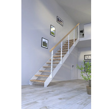 Trappa med trätrappsteg och vitt räcke i ljust rum