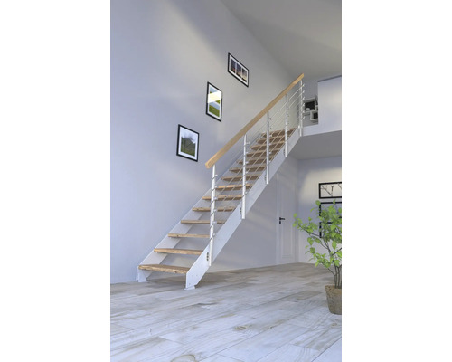 Ljus trappa med trätrappsteg, metallräcke och tavlor på väggen i ett modernt hus.