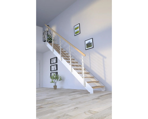 Trappa med trätrappsteg och räcke i rostfritt stål i ett ljust rum