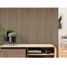 Rumsdesign med väggpaneler i trä, hylla och dekoration