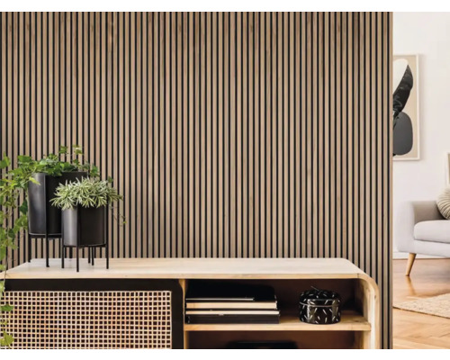 Rumsdesign med väggpaneler i trä, hylla och dekoration