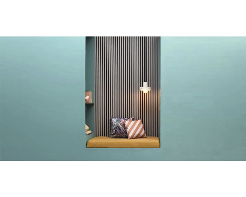 Inbyggd nisch med sittdyna, kuddar, väggpaneler och hänglampa