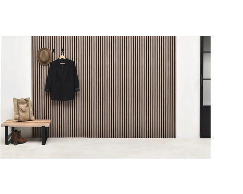 Exempel på entré med väggpaneler, bänk och garderob