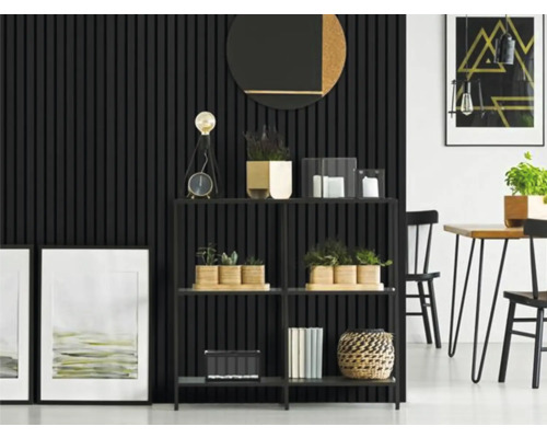 Hylla med dekorationer i ett modernt rum