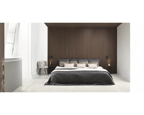 Sovrum med säng och träpanelvägg