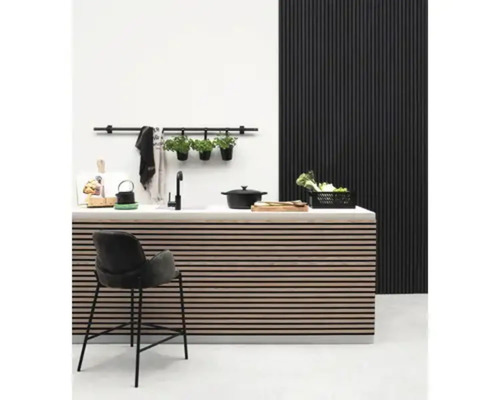 Köksö med diskho, armatur, pall och dekorativa element för en modern köksdesign.