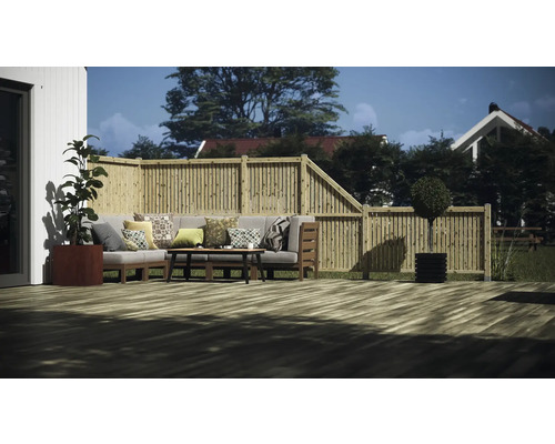 Uteplats med träterrass, insynsskydd, sittgrupp och plantering