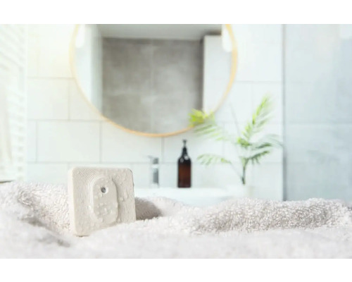 Badrumsscen med handduk och luftfräschare