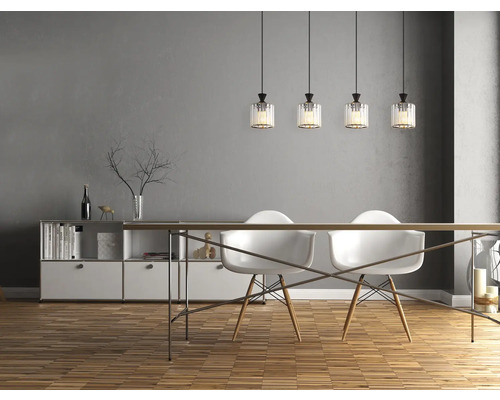 Matsal med fyra hänglampor, bord och vita stolar