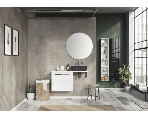 Modernt badrum med tvättställ, rund spegel och vita möbler.