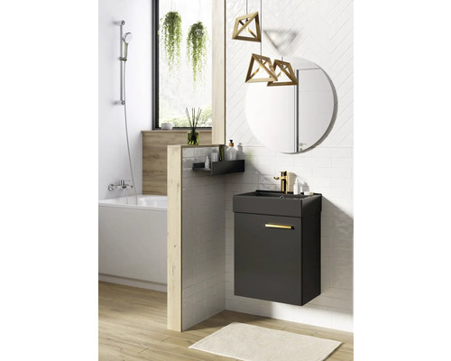 Badrum med tvättställsskåp, spegel, badkar och dekoration