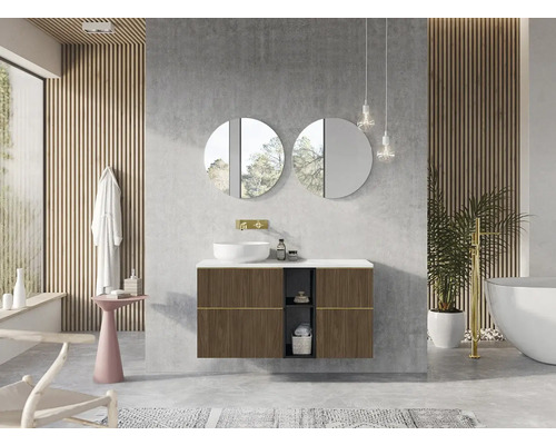 Modernt badrum med handfat, speglar och badkar