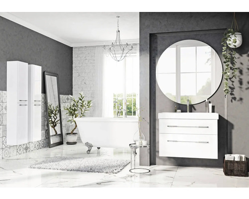 Modernt badrum med badkar, tvättställ, spegel och badrumsmöbler