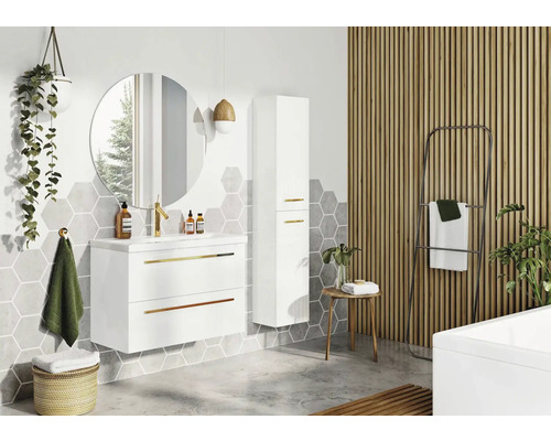 Badrum med tvättställ, spegel, högskåp och träpanel