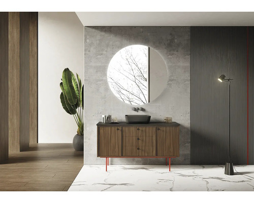 Badrum med tvättställsskåp, rund spegel och golvlampa