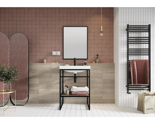 Modernt badrum med tvättställ, spegel, radiator och dekorativa element för en stilfull inredning.