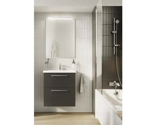 Modernt badrum med tvättställsskåp, spegel och dusch