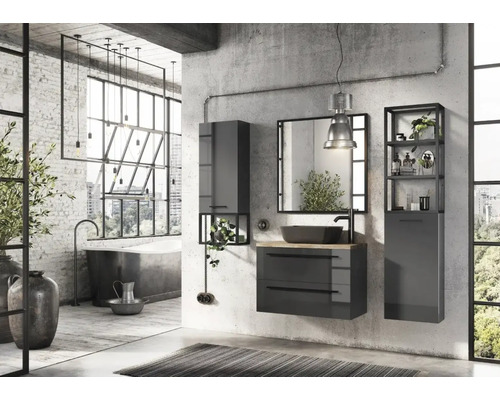 Badrum i loftstil med tvättställ, spegel, högskåp och badkar framför ett fönster